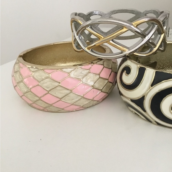 5 Women’s Bracelets - Picture 8 of 9